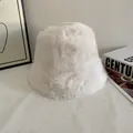Detail van de zachte crème witte imitatiebont vissershoed met warme pluche textuur - M (56-58cm) / Wit