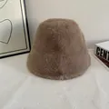 Pluche bucket hat van imitatiebont in donker camel, warme wintermuts voor dames - M (56-58cm) / Khaki