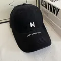 Klassieke zwarte katoenen honkbalpet met wit H-borduurwerk en tekst op de klep - M / Zwart