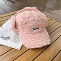 Détail du bonnet de baseball rose en laine d'agneau avec cache-oreilles et étiquette Freedom - M (56-58cm) / Rose