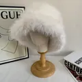 Detalle de gorro estilo pescador de piel sintética blanca con textura suave y muy esponjosa - M (56-58cm) / Blanco