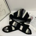 Gestreifte Strick-Balaclava-Mütze mit Knöpfen und dicken schwarz-weißen Winterstreifen - M (56-58cm) / Schwarz