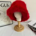 Detalle de la textura de piel sintética en un gorro de pescador rojo de invierno - M (56-58cm) / Rojo