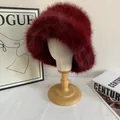 Detalle de un sombrero de pescador de piel sintética burdeos suave en un maniquí - M (56-58cm) / Burdeos