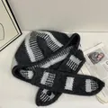 Details der Kapuzenschal-Strickmütze mit Streifenmuster und schwarzem Knopfverschluss - M (56-58cm) / Grau