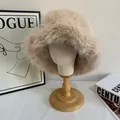 Primer plano de un gorro tipo pescador de piel sintética beige en soporte de madera - M (56-58cm) / Caqui