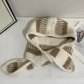 Details zur Strickstruktur und dem Streifenmuster des dicken Kapuzenschals in Creme und Braun - M (56-58cm) / Gebrochenes Weiß