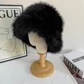 Detalle del sombrero de pescador de invierno en piel sintética negra con textura de peluche - M (56-58cm) / Negro