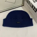 Detalle de gorro de punto azul oscuro con textura tejida y parche de tela de la marca - M (56-58cm) / Azul marino