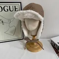 Dettaglio del cappello invernale con fodera in pile, ricami e paraorecchie - M (56-58cm) / Cachi