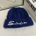 Gorro de punto de felpa azul oscuro con bordado artístico blanco y diseño de doblez - M / Azul