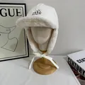 Dettaglio del cappello invernale in tessuto bianco antivento con paraorecchie in pile - M (56-58cm) / Bianco