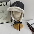 Dettaglio del cappello invernale con fodera in pile calda e ricamo di montagna - M (56-58cm) / Grigio