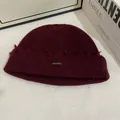 Gorro de punto granate con detalles desgastados vintage y etiqueta sobre fondo blanco - M (56-58cm) / Burdeos