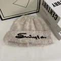Detalle del gorro de punto beige tipo sherpa con bordado de letras y textura muy suave - M / Blanco Roto