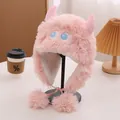 Dettaglio cappello mostro rosa in peluche con corna carine e lacci con pompon - M(56-58cm) / Rosa