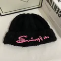 Primer plano del gorro de punto negro con bordado de letras rosas y textura gruesa - M / Negro (Letra Rosa)