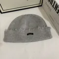 Detalle del gorro de punto acanalado gris claro con borde deshilachado y etiqueta negra - M (56-58cm) / Gris claro