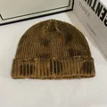 Vue détaillée d'un bonnet en maille marron vintage avec effet tie-dye et détails déchirés - M(56-58cm) / Jaune