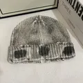 Détails du bonnet en maille délavée avec fils chinés gris et blancs et finitions usées - M(56-58cm) / Blanc