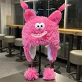 Détail du bonnet monstre rose en peluche avec fausse fourrure, yeux de cartoon et pompons - M(56-58cm) / Rose rouge