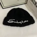 Detalle de gorro de punto de mohair negro con bordado de letra cursiva blanca - M / Negro con letras blancas