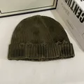 Détail d'un bonnet en maille côtelée vert armée avec texture usée pour un style urbain - M(56-58cm) / Vert Militaire