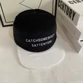 Cappellino piatto minimalista in velluto a coste bicolore con lettere ricamate - M(56-58cm) / Corona Nera Visiera Bianca
