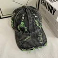 Detail der grauen Denim-Baseballkappe mit neongrünen Fransen und Rissen im Used-Look - M (56-58cm) / Grasgrün