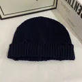 Détails du bonnet en tricot bleu marine montrant la texture côtelée et les finitions usées - M(56-58cm) / Bleu marine