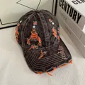Detail der verwaschenen Denim Baseballkappe mit orangefarbenen Nähten und Fransen - M (56-58cm) / Orange