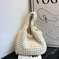Sac fourre-tout chic crème à texture bulle avec plis popcorn élégants sur un support blanc - Blanc