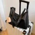 Schwarze Retro-Leder-Einkaufstasche mit Lychee-Struktur und süßem Plüschbären-Anhänger - Mit Anhänger / Schwarz
