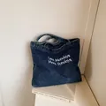 Bolso tote de mezclilla azul oscuro con bordado blanco y gran capacidad de almacenaje - Estilo 2 Azul Oscuro (Bordado Less Mondays)