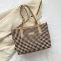 Sac cabas à carreaux pied-de-poule marron avec anses en cuir kaki et logo doré - Kaki