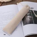 Sacchetto in lino beige per posate con coulisse, 26 cm di lunghezza su tavolo legno - Borsa in Tessuto Corta Beige