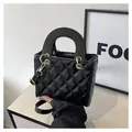 Schwarze Stepptasche mit goldenen Beschlägen und Griff in minimalistischem Quadrat-Design - Ohne Anhänger / Schwarz