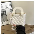 Elegante weiße Stepp-Handtasche mit goldenen Beschlägen und Tragegriff für Damen - Ohne Anhänger / Weiß