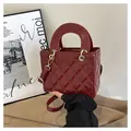 Elegante rote Lackleder-Handtasche mit Rautensteppung, Golddetails und runden Griffen - Ohne Anhänger / Rot