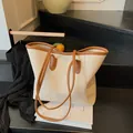 Κρεμ λευκή τσάντα tote με μοτίβο λίτσι και καφέ λουράκια αντίθεσης για καθημερινή χρήση - Με Κρεμαστό / Λευκό