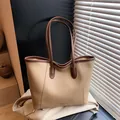 Μπεζ τσάντα tote από συνθετικό δέρμα με καφέ λουράκια και υφή κόκκων λίτσι - Με Κρεμαστό / Χακί