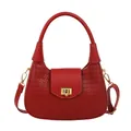 Bolso bandolera rojo trenzado con asa superior y cierre dorado sobre fondo blanco - Rojo