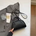 Borsa Boston nera in pelle a grana con tracolla regolabile e doppi manici superiori - Nero Senza Ciondolo