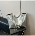 Grande borsa tote chic argento metallizzato da donna in morbida ecopelle testurizzata - Argento