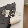 Elegante borsa a tracolla bianco crema con trama litchi su un blazer grigio - Bianco Sporco senza Ciondolo