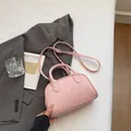 Elegante borsa a tracolla rosa in pelle trama litchi con tracolla e manico - Rosa Senza Ciondolo