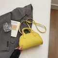 Borsa Boston minimalista in pelle gialla con trama litchi e tracolla rimovibile - Giallo senza Ciondolo