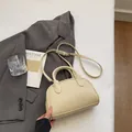 Elegante borsa a mano beige con trama litchi e tracolla regolabile per uso versatile - Cachi Chiaro Senza Ciondolo