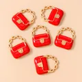 Makroaufnahme roter Emaille-Handtaschenanhänger mit Gold-Finish für DIY-Schmuckherstellung - Rot