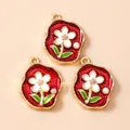 Floral σμαλτωμένα μενταγιόν με 3D λουλούδια και πράσινα φύλλα σε κόκκινη κυματιστή βάση - Κόκκινο